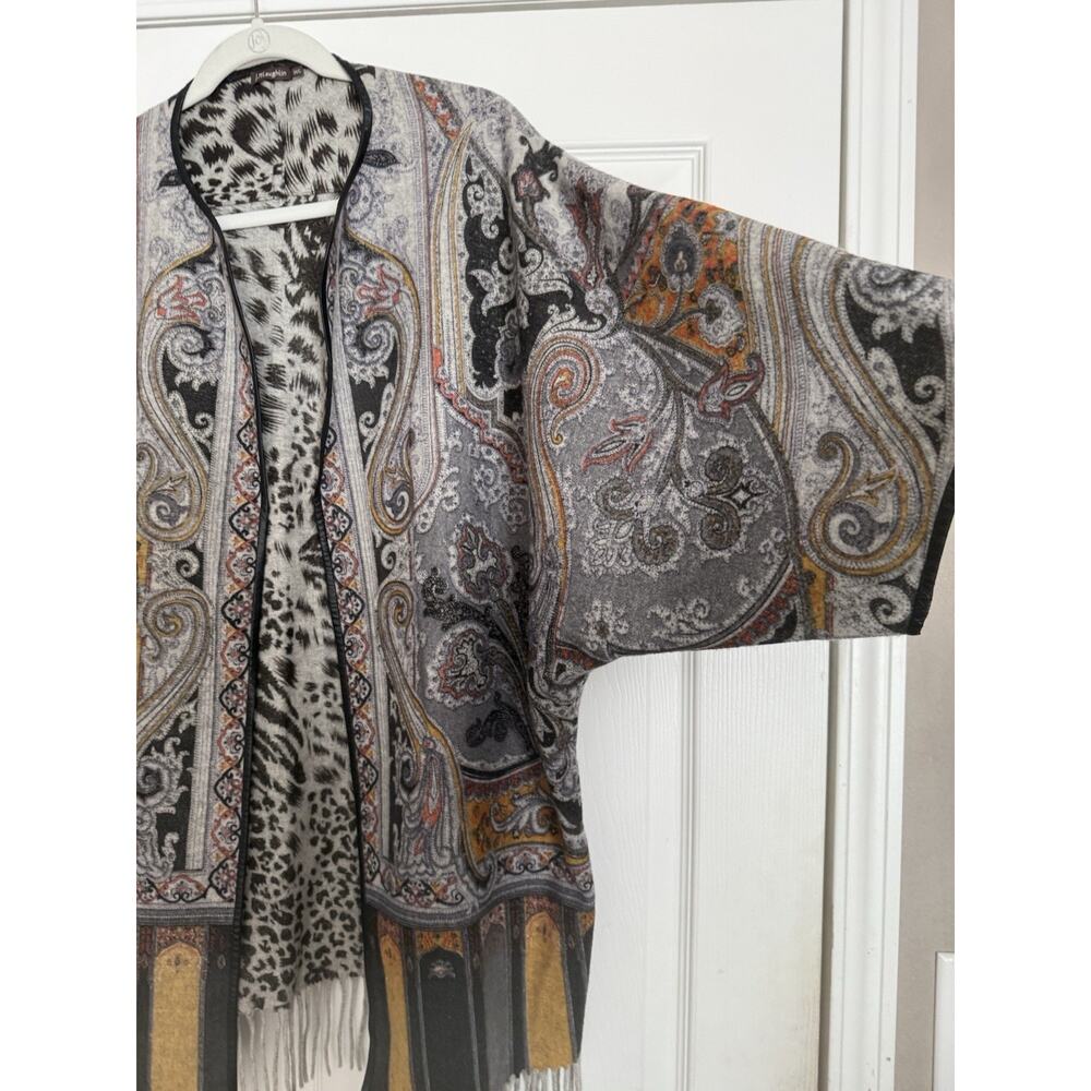 J. McLaughlin Gia‎ Cape Sz M/L 100% Wool Reversible Animal Print Fringe Party - Picture 2 of 13